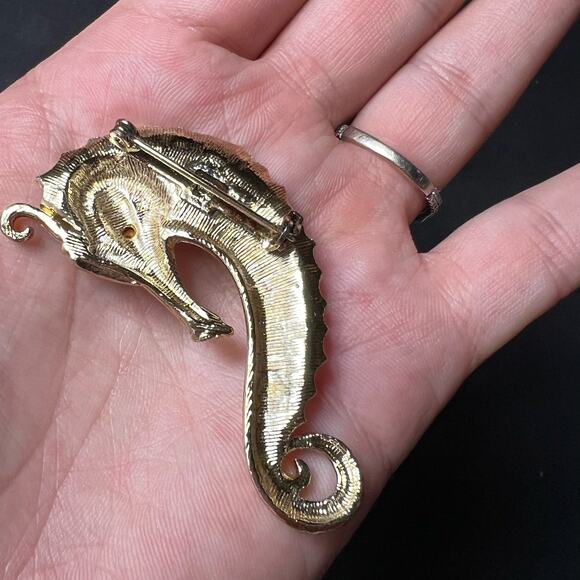 1960s Aurora Borealis and Ruby Red Rhinestone White Enamel and Gold Tone Metal - Picture 5 of 6